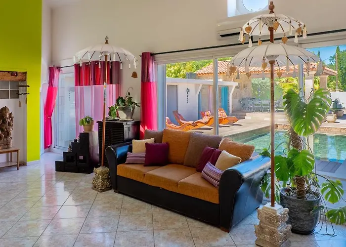 Villa Loft D'exception 350m2 Spacieux Et Lumineux Avec Piscine A 15 Min De La Aimargues